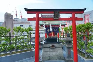 Der rote Schrein spielt in WEATHERING WITH YOU eine zentrale Rolle, lernt Hodaka doch hier, dass Hina ein Sonnenmädchen ist. Die Ästhetik des Schreins erinnert dabei stark an den Asahi-Inari-Schrein im Stadtteil Ginza, der spätestens seit der Veröffentlichung des Films in Japan ein beliebtes Besuchsziel ist.
