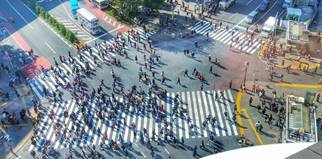 Shibuya Crossing
Sie ist wohl eine der berühmtesten Kreuzungen der Welt und tauchte immer wieder in Film und Fernsehen als beliebte Location auf: Shibuya Crossing. Kein Wunder also, dass auch WEATHERING WITH YOU nicht ohne die Querstraße auskommt. Koordinaten: http://bit.ly/2NwjYmj