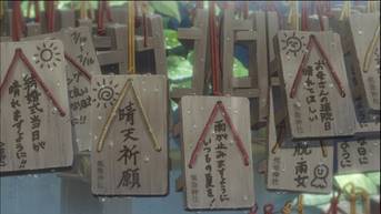 Koenji-Hikawa-Schrein
Auch der Schrein mit den vielen kleinen Holztäfelchen, der im Film auftaucht, hat ein Vorbild: Es ist der Koenji-Hikawa-Schrein. Dieser hat ein kleines Areal, den Kisho-Schrein, in dem besagte Holztafeln hängen und die Leute für gutes Wetter beten. Koordinaten: http://bit.ly/30FDMrq