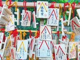 Koenji-Hikawa-Schrein
Auch der Schrein mit den vielen kleinen Holztäfelchen, der im Film auftaucht, hat ein Vorbild: Es ist der Koenji-Hikawa-Schrein. Dieser hat ein kleines Areal, den Kisho-Schrein, in dem besagte Holztafeln hängen und die Leute für gutes Wetter beten. Koordinaten: http://bit.ly/30FDMrq