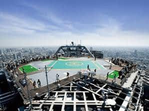 Tokyo City View Observation Deck
Als Hina der Bevölkerung Tokios zum großen Feuerwerk bestes Wetter spendiert, sitzt sie auf einem Helikopterlandeplatz mitten auf einem der höchsten Gebäude der Stadt. Und das existiert auch in der Realität: Es ist das Tokyo City View Observation Deck. Koordinaten: http://bit.ly/2Nxz8YM