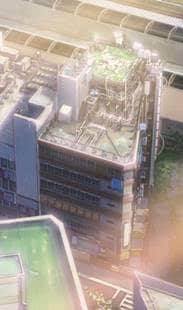Das Yoyogi Kaikan Building
Das siebenstöckige Gebäude, in dem sich so viele wichtige Szenen des Films abspielen, existierte auch in der Realität. Bis zum August 2019 stand das Yoyogi Kaikan Building im Vergnügungsstadtteil Shibuya, wurde dann jedoch abgerissen. In WEATHERING WITH YOU spielt es eine tragende Rolle, immer wieder laufen Handlungsfäden hier zusammen, auch der Schrein steht auf dem Dach des Gebäudes. Koordinaten: http://bit.ly/30AqxIh