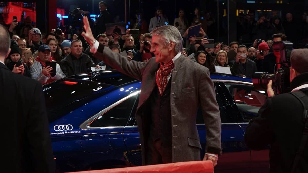 Jeremy Irons winkt den Fans bei seiner Ankunft in Berlin am Potsdamer Platz zu.