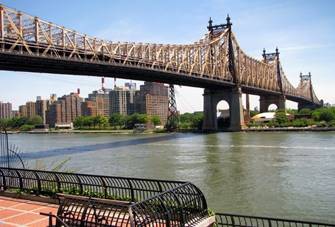 Diese Brücke kennt man aus King of Queens - und ist nur eine der 21 Bridges. Die zweistöckige Queensboro Bridge verbindet die vornehme Upper East Side von Manhattan auf Höhe der 59ten Straße mit Queens und verläuft über die im East River gelegene Roosevelt Island.
