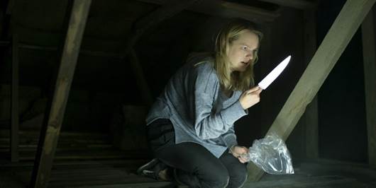 Der Unsischtbare hat es auf Cecilia ( Elisabeth Moss ) abgesehen.