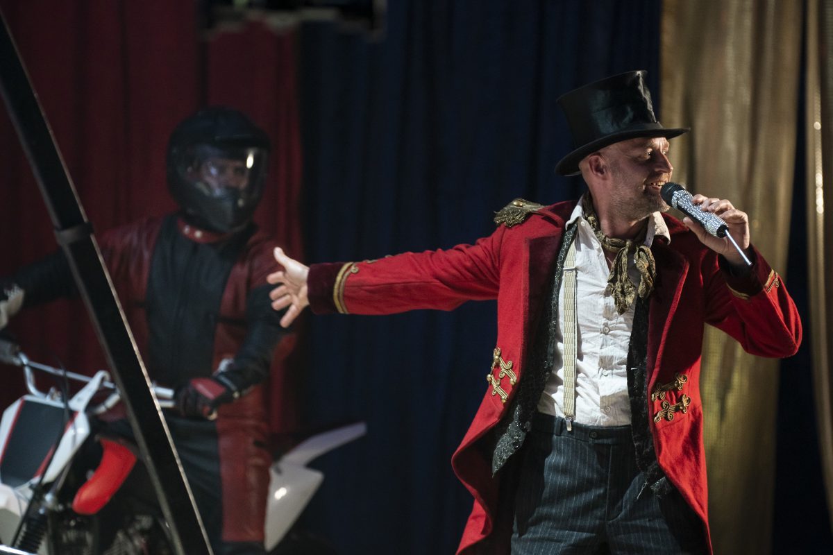 Gott, Du Kannst ein Arsch sein 
Der Zirkusdirektor Matanola (Jürgen Vogel) kündigt den Motorradstunt seines Sohnes Steve (Max Hubacher) als spektakulären Höhepunkt der Show an.