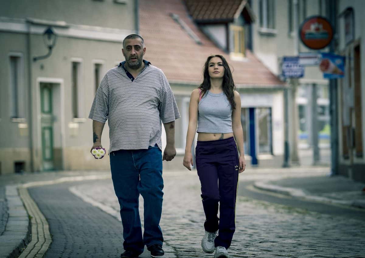 Kida Ramadan als Nabil und Emma Drogunova als Juju in IN BERLIN WÄCHST KEIN ORANGENBAUM