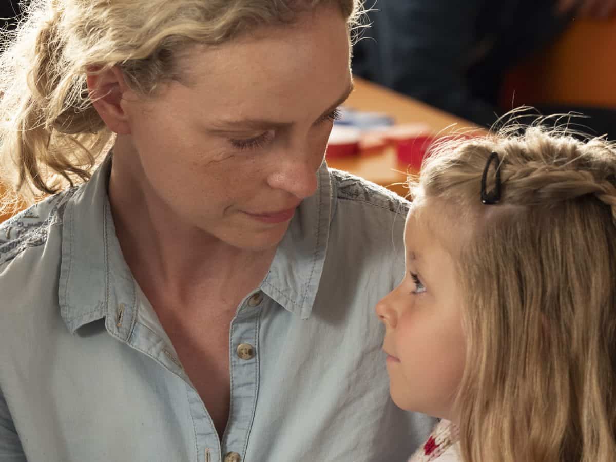 Nina Hoss hat mir ihrem Adopivkind alle Hände voll zu tun