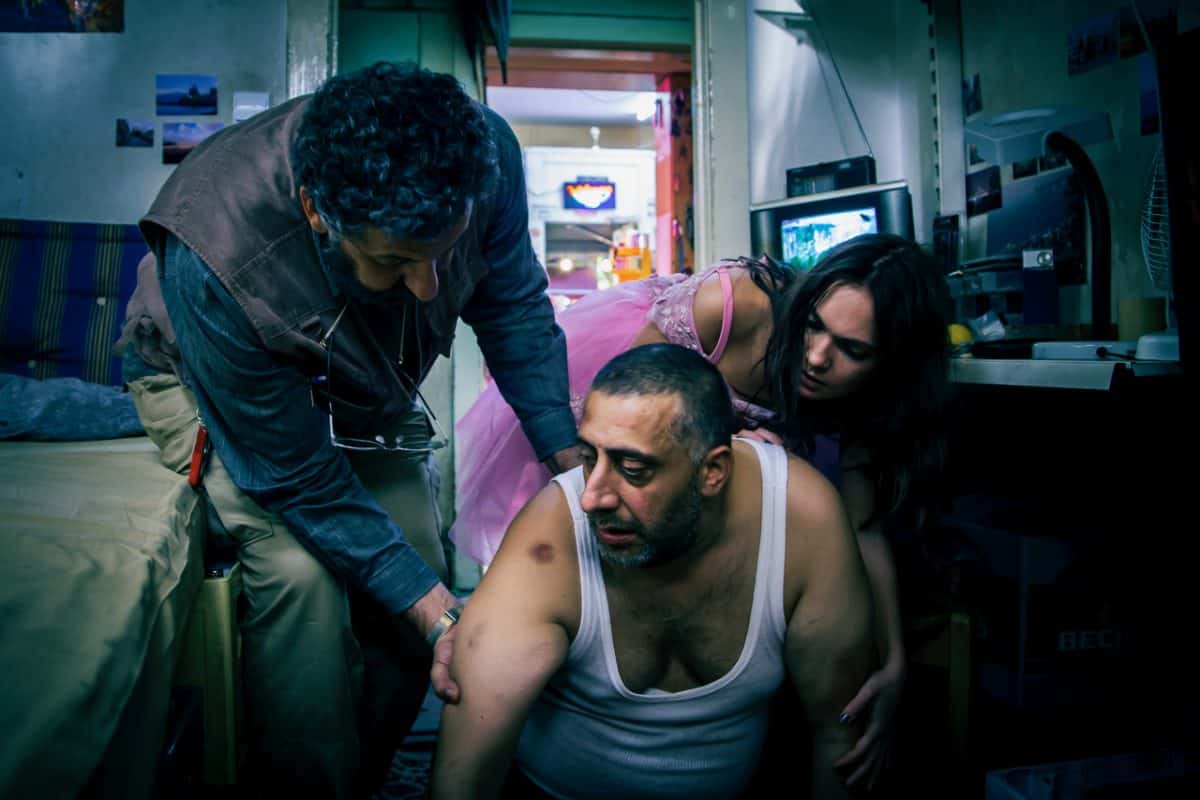 Raymond Tarabay als Hakim, Kida Ramadan als Nabil und Emma Drogunova als Juju in IN BERLIN WÄCHST KEIN ORANGENBAUM