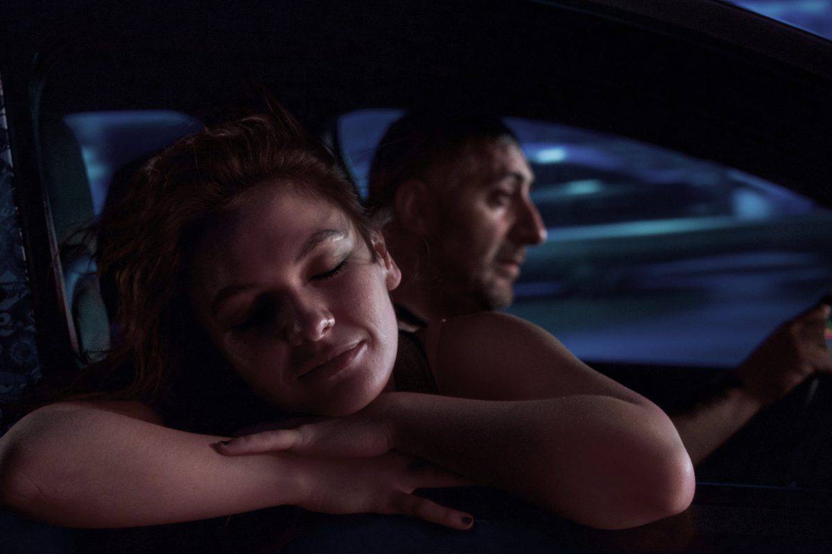 Emma Drogunova als Juju und Kida Ramadan als Nabil in IN BERLIN WÄCHST KEIN ORANGENBAUM