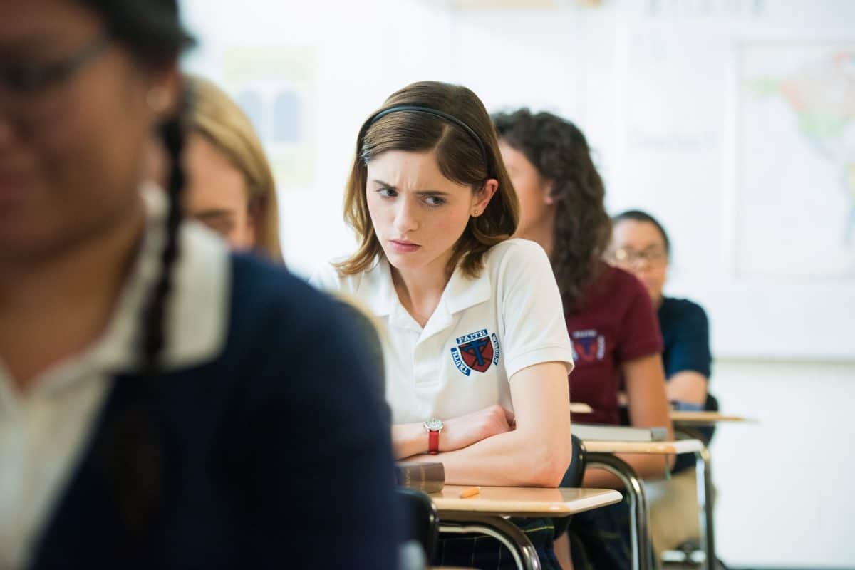 Auswählen Yes, God, Yes – Böse Mädchen beichten nicht 02 Ist Masturbation wirklich eine Sünde? Father Murphys strenger Unterricht ist für Alice (Natalia Dyer) ganz schön verwirrend.