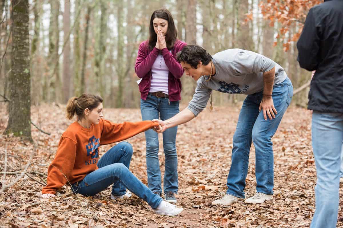 Alice (Natalia Dyer) versteht es, Chris’ (Wolfgang Novogratz) Aufmerksamkeit auf sich zu ziehen. Ihre Freundin Laura schaut zu