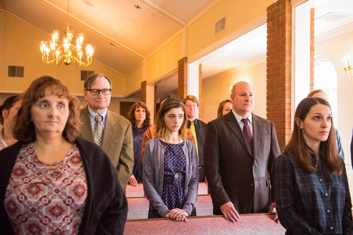 Brav besucht Alice regelmässig den Gottesdienst in Yes, God Yes