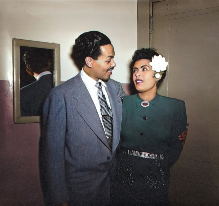 Der US-amerikanische Jazzsänger und Bandleader Billy Eckstine mit Billie Holiday