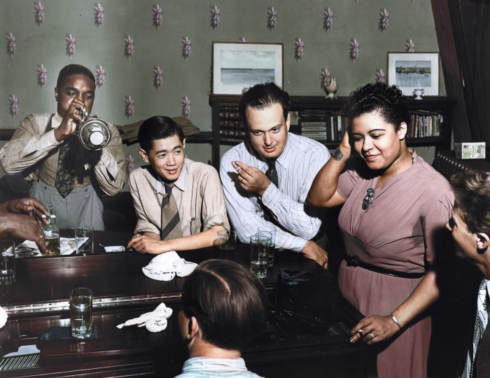 Foto mit Count Basie (Mitte) mit Don Byas (am Saxophon, links), Henry 'Red' Allen (an der Trompete, hinter Basie), Pete Johnson (sitzend am Klavier), Lena Horne (über dem Klavier)