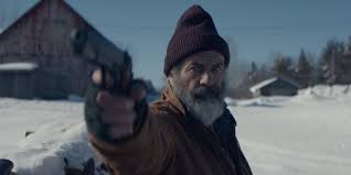 Mel Gibson mkit einer Pistole in seinem neuen Film Fatman