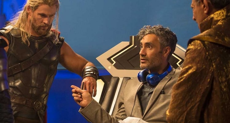 Taika Waititi am Set von Thor: Ragnarok mit Chris Hemsworth