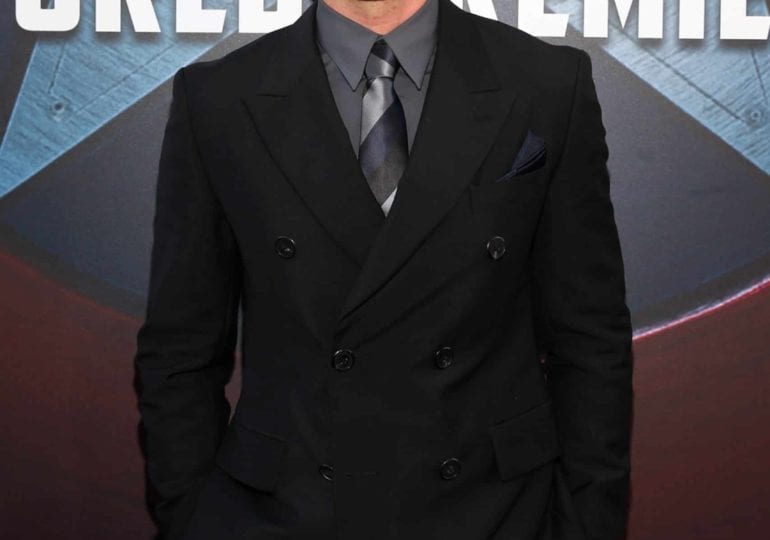 Sebastian Stan als Tommy Lee in Mini-Serie