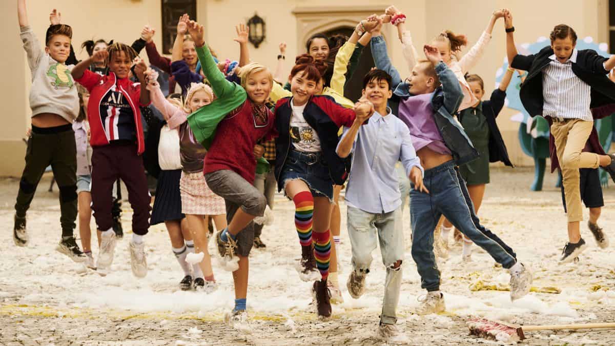 Die Kinder der SCHULE DER MAGISCHEN TIERE freuen sich und tanzen