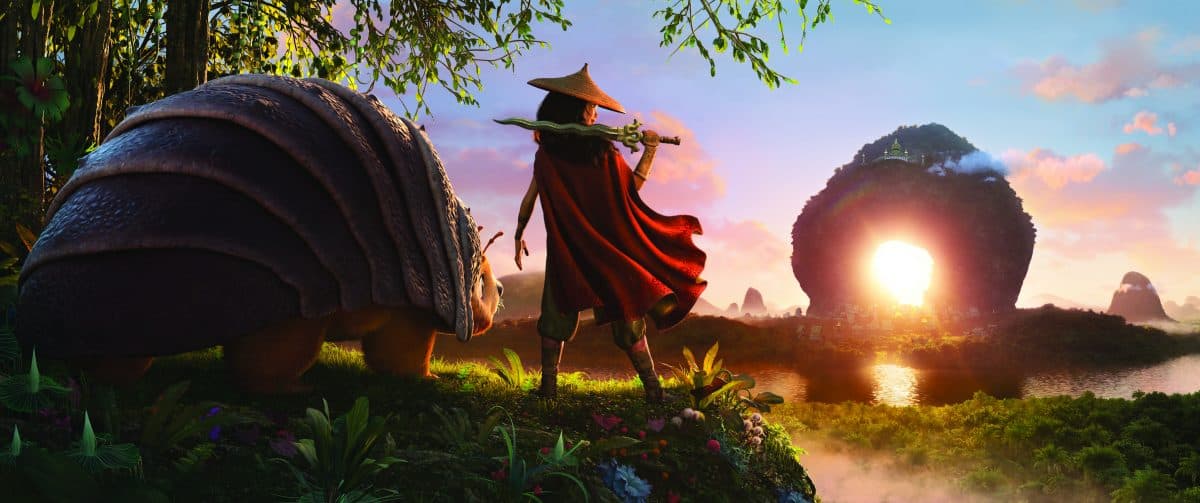 Als eine böse Macht das Königreich Kumandra bedroht, liegt es an der Kriegerin Raya und ihrem treuen Pferd Tuk Tuk, ihre Heimat Heart Lands zu verlassen und den letzten Drachen aufzuspüren, um den bösartigen Druun aufzuhalten.