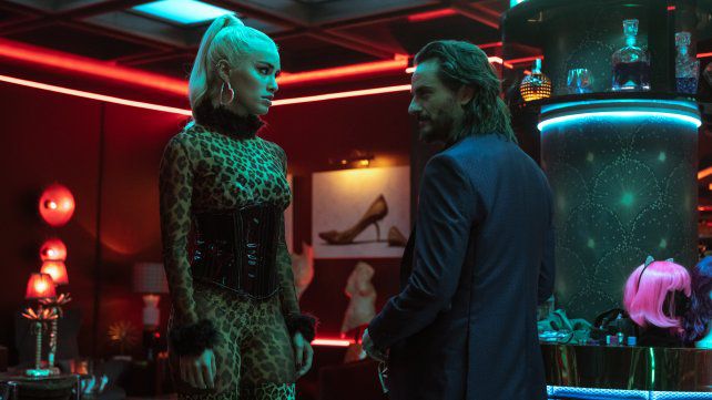 Gespräch unter Feinden. Wendy und Romeo diskutieren im Club