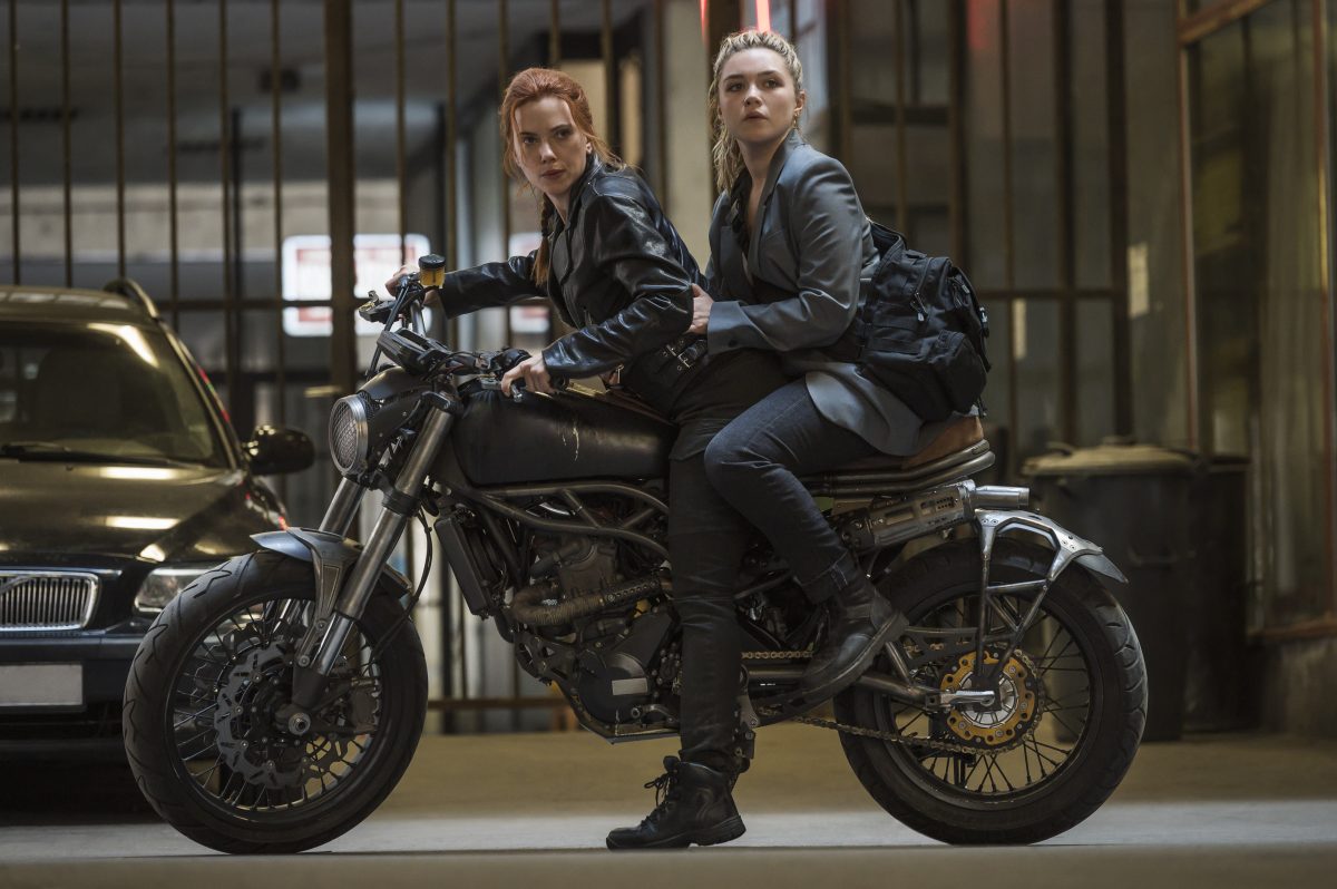 Scarlett Johansson als Black Widow/Natasha Romanoff and Florence Pugh als Yelena in Marvel Studios' BLACK WIDOW