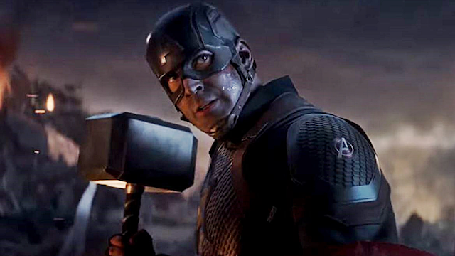 Steve Rogers mit Thors Hammer in Endgame