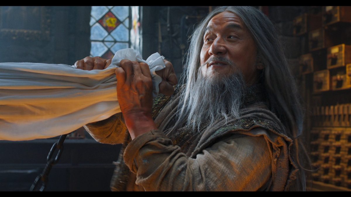 Jackie Chan mit langen grauen Haaren und Bart