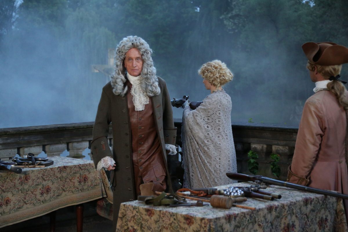 Charles Dance im viktorianischen Outfit