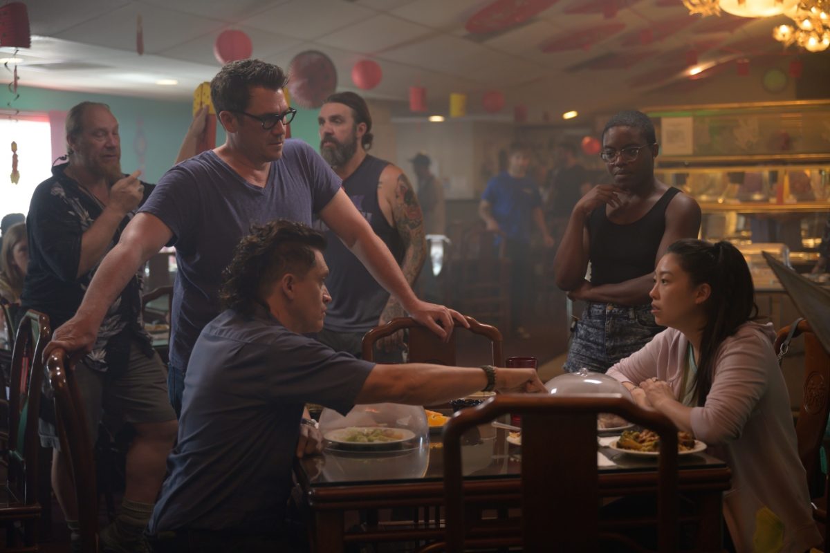 Regisseur Tate Taylor (l.h.) beim Dreh mit Clifton Collins Jr. ("Ray", l.) und Awkwafina ("Mina", r.)