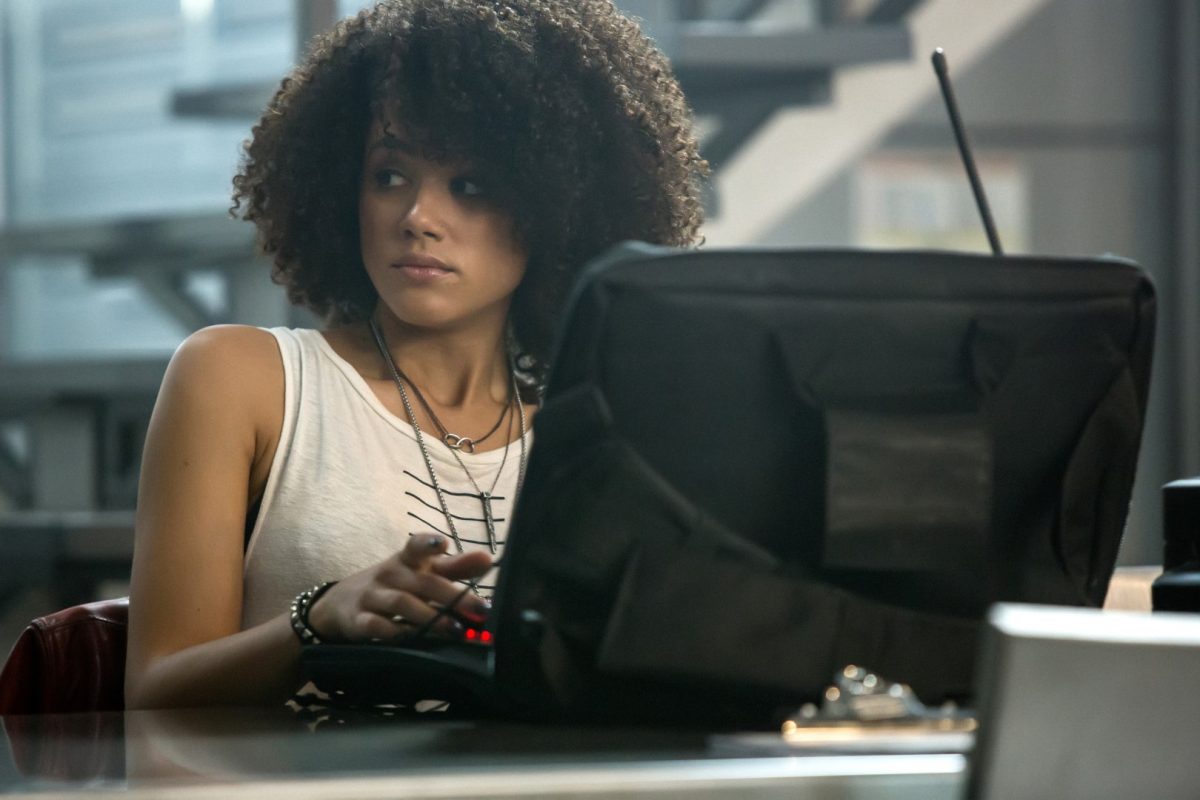 Nathalie Emmanuel in Fast and The Furious am Computer sitzend
