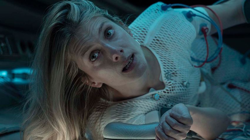 Melanie Laurent gefangen in einem futuristischen Kokon, dem die Luftversorgung ausgeht.