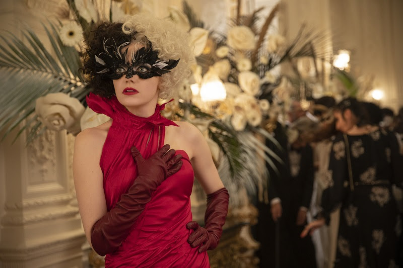 Emma Stone als Cruella in Disney’s live-action CRUELLA. Photo von Laurie Sparham. © 2021 Disney Enterprises Inc. All Rights Reserved.