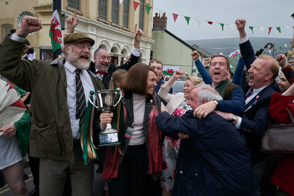 Owen Teale, Brian Doherty, Toni Collette, Joanna Page, Anthony ODonnell, Damian Lewis, Steffan Rhodri mit dem Sieger Pokal nach dem Pferderennen