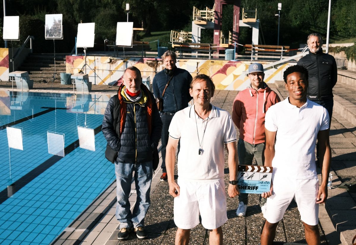 MIlan Peschel und Team am Schwimmbecken