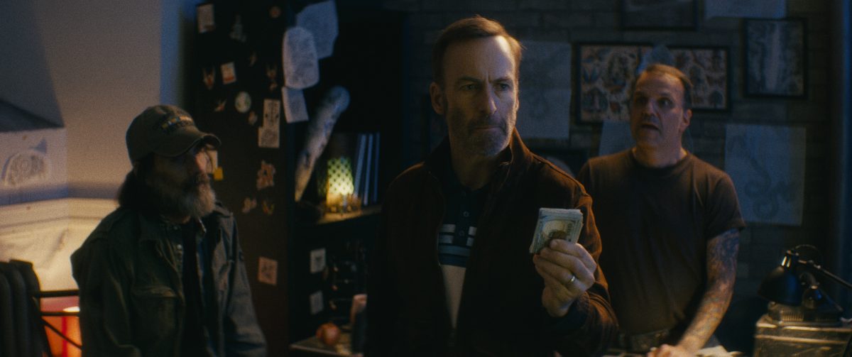 (L-R) Kriegs Veteran (Stephen McIntyre), Hutch Mansell (Bob Odenkirk) und der Tattoo Shop Besitzer (Rick Dobran) in Nobody.
