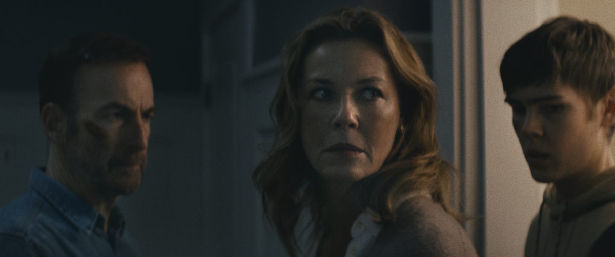(L-R) Hutch Mansell (Bob Odenkirk), Becca Mansell (Connie Nielsen) und Brady Mansell (Gage Munroe) in Nobody