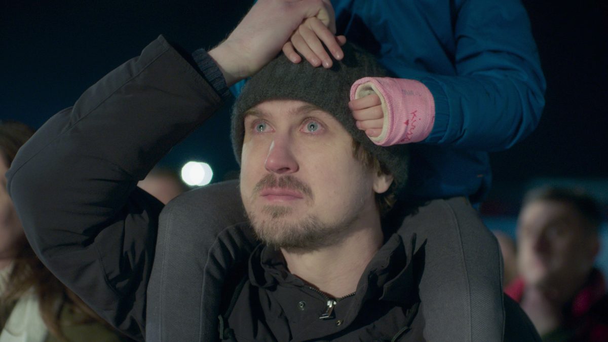 Für den Astrophysiker Thomas (Lars Eidinger) beginnt eine neue Zeit: Bis zur ungewissen Wiederkehr von Sarah (Eva Green) bleibt er allein mit seiner Tochter Stella (Zélie Boulant Lemesle). © Koch Films