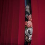 ( von oben nach unten) Elefant Meena (Tori Kelly), Gorilla Johnny (Taron Egerton), Schwein Gunter (Nick Kroll), Schwein Rosita (Reese Witherspoon), Eidechse Miss Crawly (Garth Jennings), Koala Buster Moon (Matthew McConaughey) und Stachelschwein Ash (Scarlett Johansson) in Illumination's Sing 2, geschrieben und inszeniert von Garth Jennings.