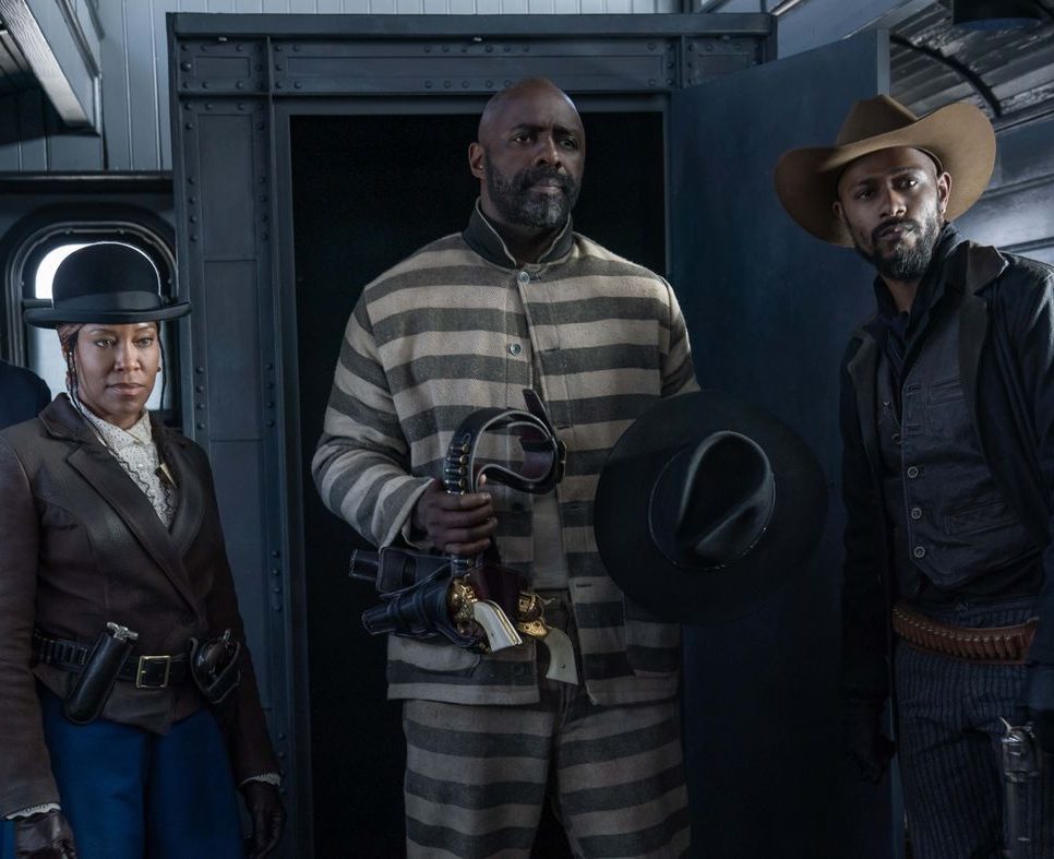 Idris Elba wird von Regina King aus dem Zug befreit.