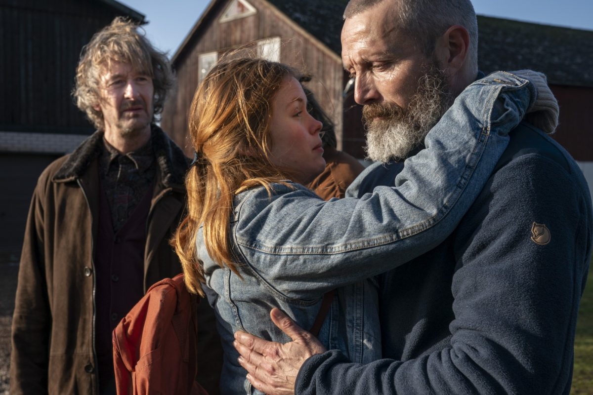 Markus ( Mads Mikkelsen - rechts im Bild) schafft es nicht seiner Tochter Mathilde (Andrea Heick Gadeber ) zu helfen. Lennart (Lars Brygmann) schaut sich das aus sicherer Entfernung an. © Splendid Film