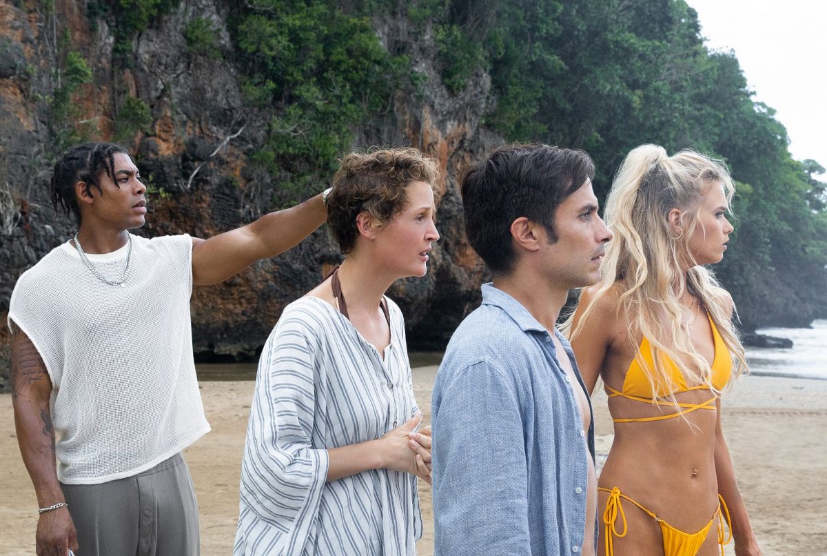 (von links) Mid-Sized Sedan (Aaron Pierre), Prisca (Vicky Krieps), Guy (Gael García Bernal) and Chrystal (Abbey Lee) in Old