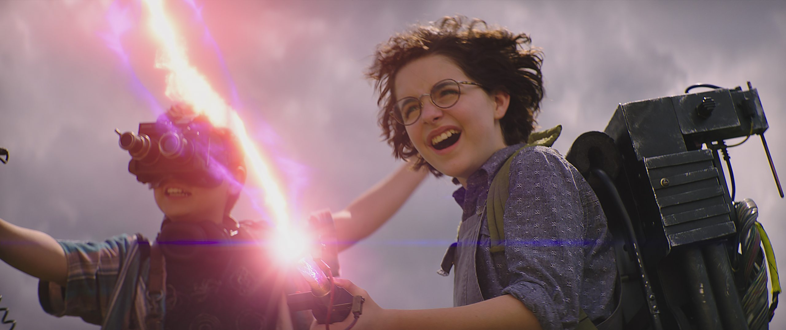 Phoebe (MCKENNA GRACE, r.) und Podcast (LOGAN KIM, l.) in Sony Pictures’ GHOSTBUSTERS: LEGACY