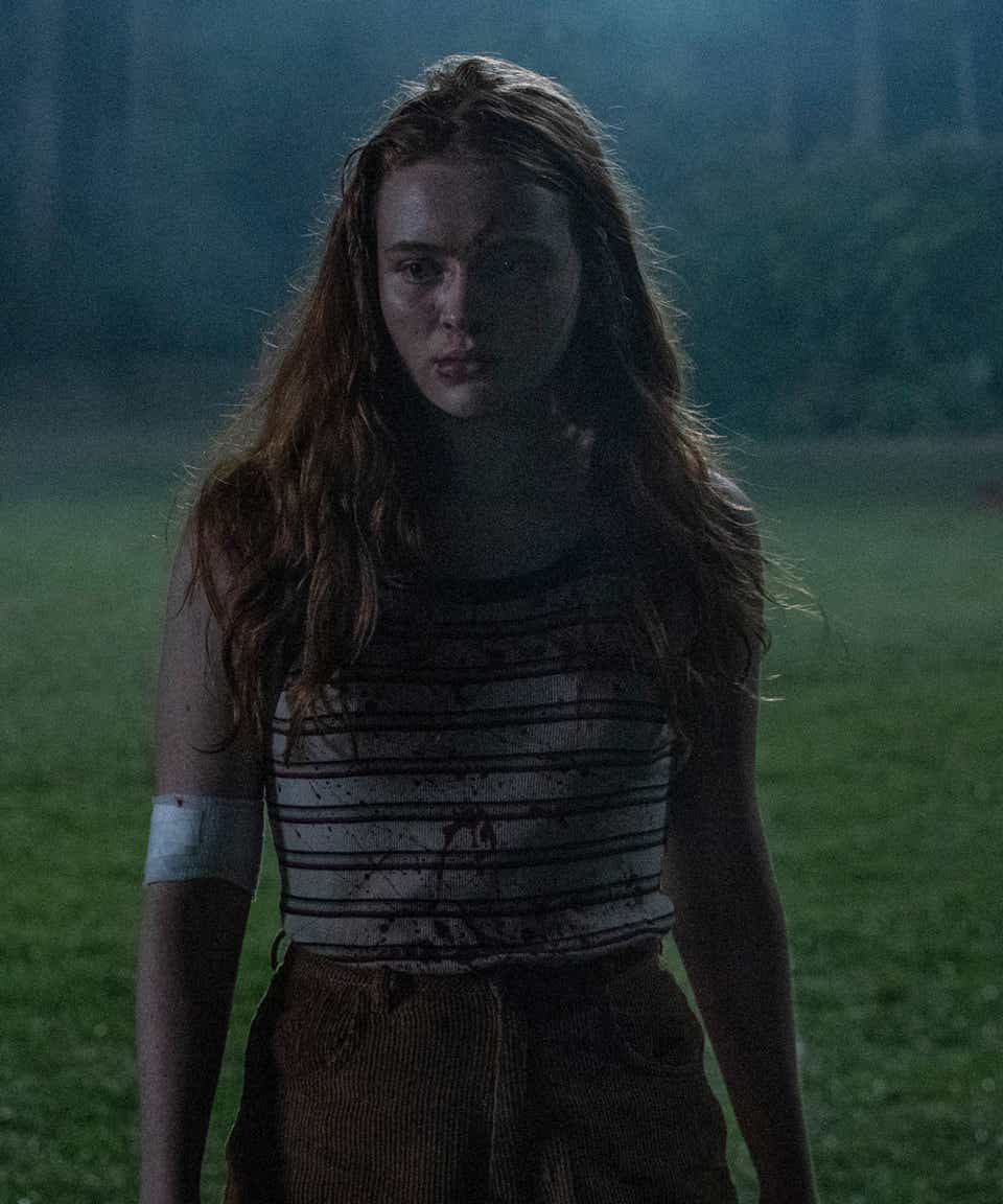 Sadie Sink ist verletzt mit einer Binde um den rechten Ellenbogen. Filmszene aus Fear Street 2:1978