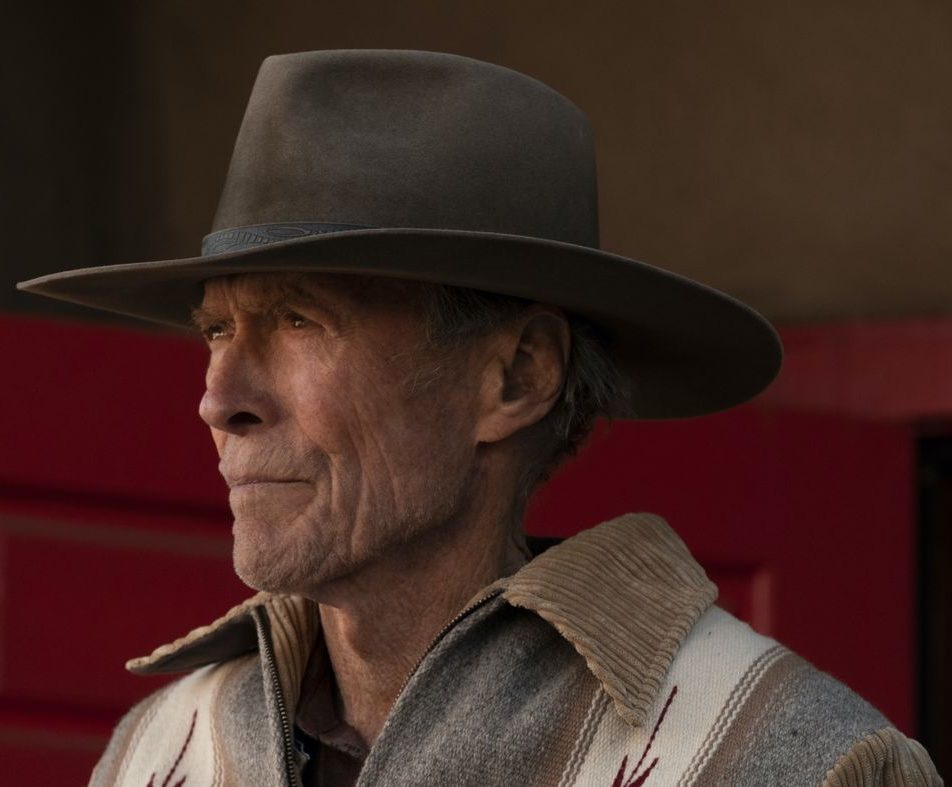 Clint Eastwood mit nachdenklicher Miene und einem Cowboyhut