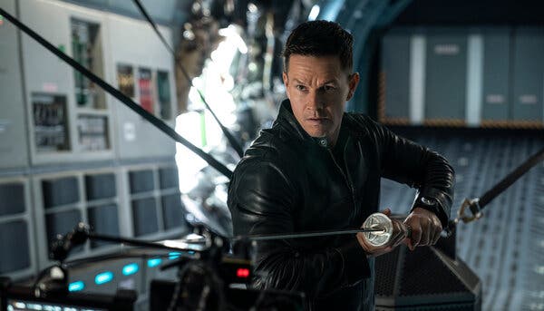 Mark Wahlberg ist Kampfbereit mit einem Samurai-Schwert in seinen Händen. Film Inifinite auf Amzon Prime Video