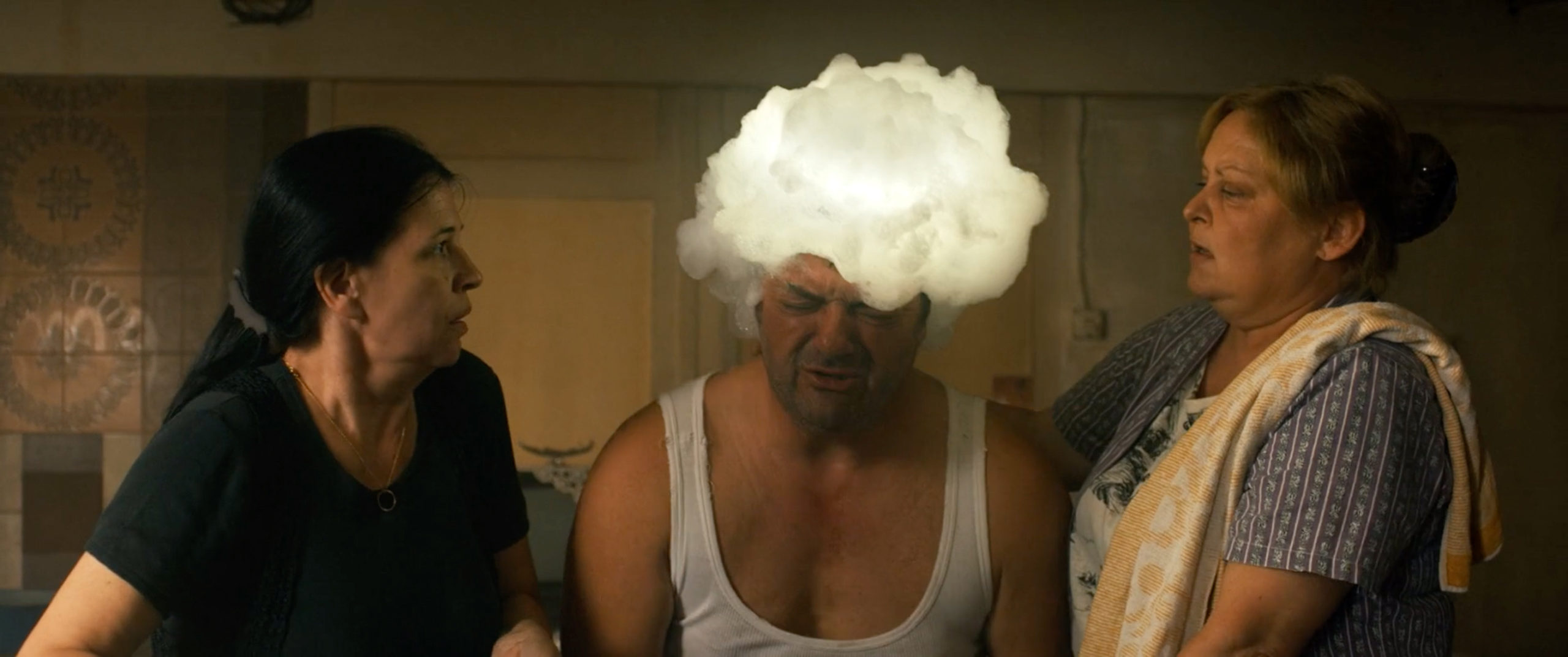 Nada (Ksenija Marinkovic) und ihre Nachbarin Borka (Danijela Mihajovic) setzen ihren besten Reinigungsschaum auf den Heiligenschein an. © Neue Visionen Filmverleih