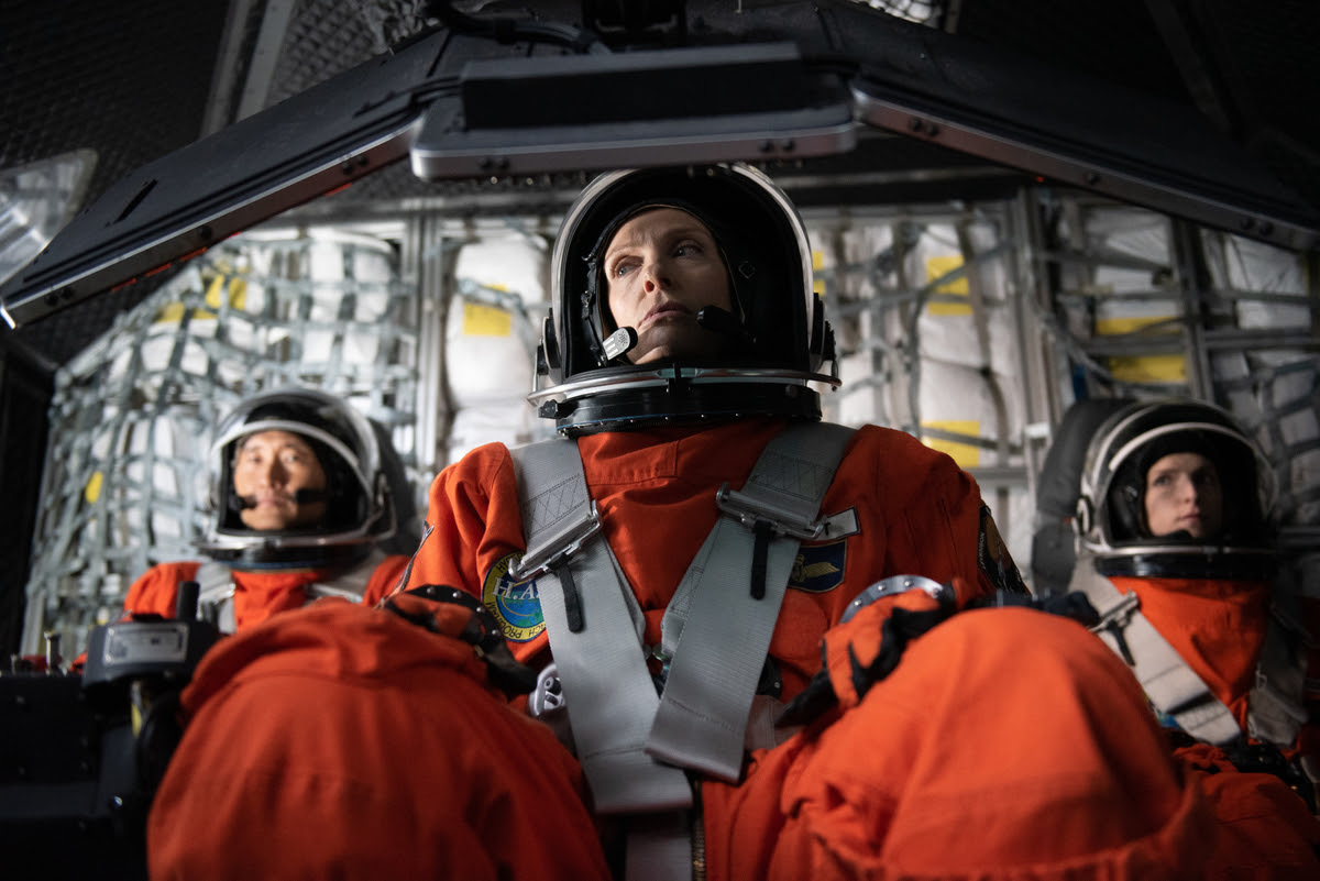 Toni Collette und ihr Team müssen eine Entscheidung treffen in STOWAWAY - Blinder Passsagier