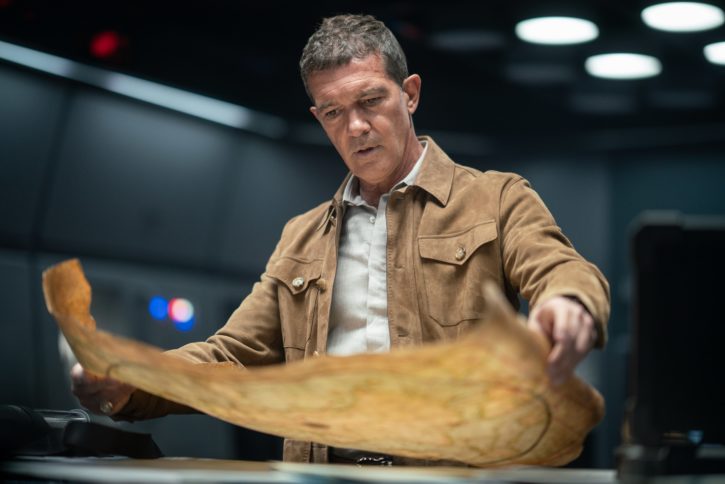 Antonio Banderas mit einer Schatzkarte in Uncharted