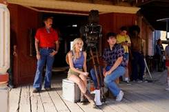 Regisseurin Megan Albrecht (Kate Kazman) trägt die knappen Hosen auch am Set von "Der älteste Colt im Westen“ und macht darin eine tolle Figur.